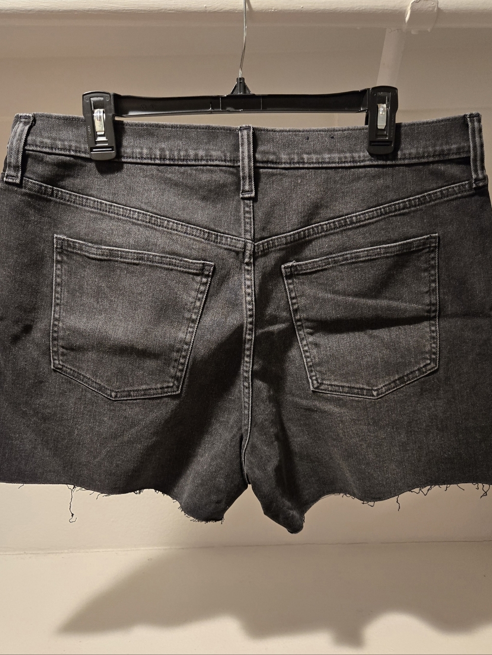 GAP Black 4" High Rise Cut Off Shorts - Picture 2 of 6